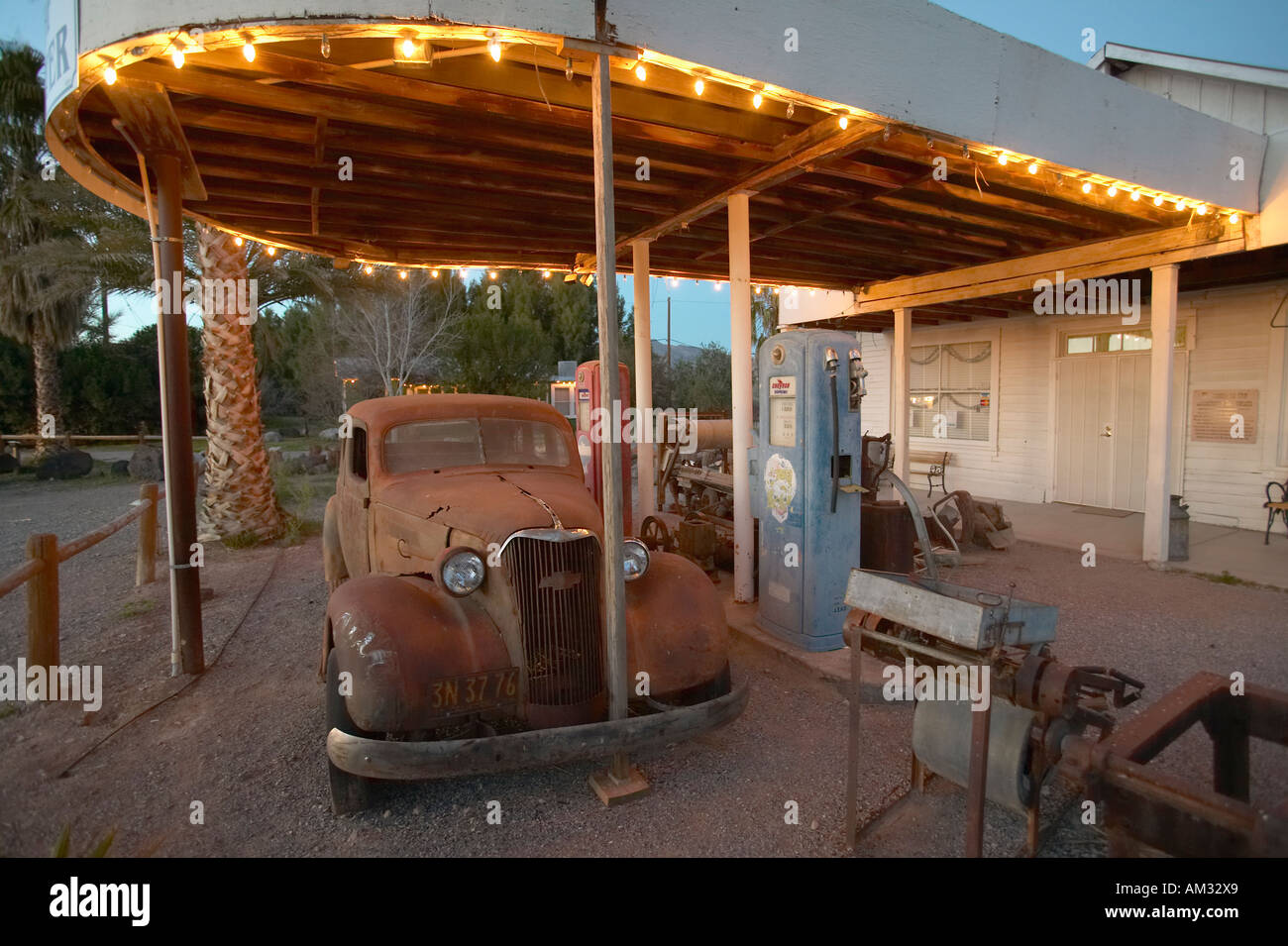 Ein altes Auto auf eine alte antike Tankstelle in Kalifornien in der Nähe von Death Valley National Park Eingang Stockfoto