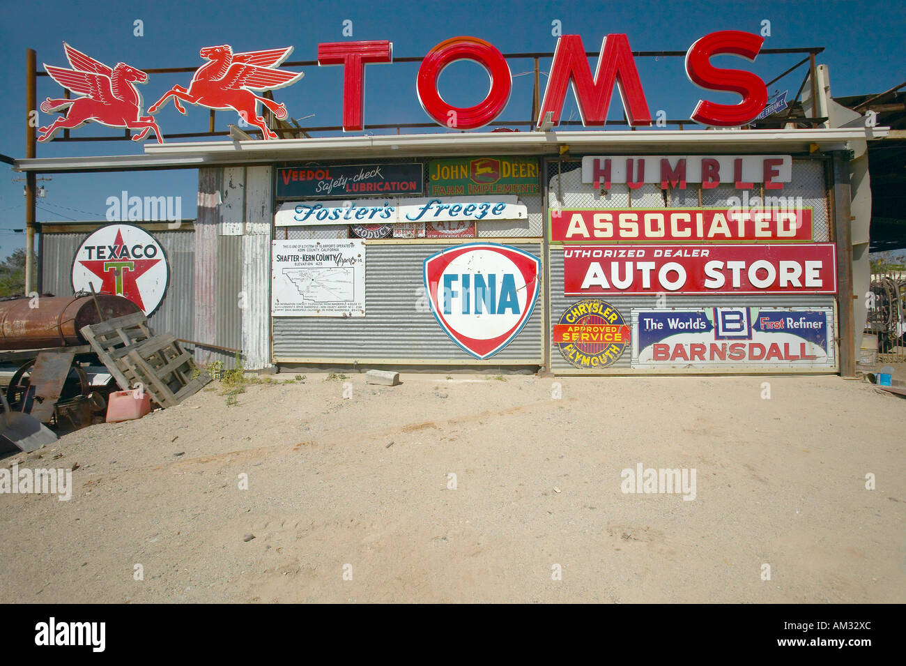 Alte antike Gas Anzeichen von Automobil-Shop in der Nähe von Barstow CA off Route 58 Stockfoto