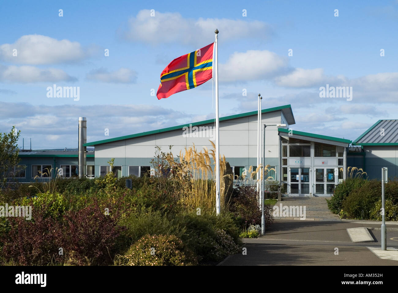 dh Orkney College KIRKWALL ORKNEY Orkney College Hauseingang und Orkney flag höhere Weiterbildung Stockfoto