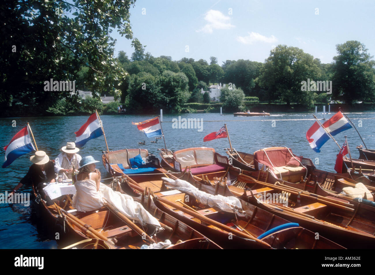 Ruderboote aus den Niederlanden auf der Themse in Henley für das Jahr 2003 Themse traditionellen Boot Rallye England Stockfoto