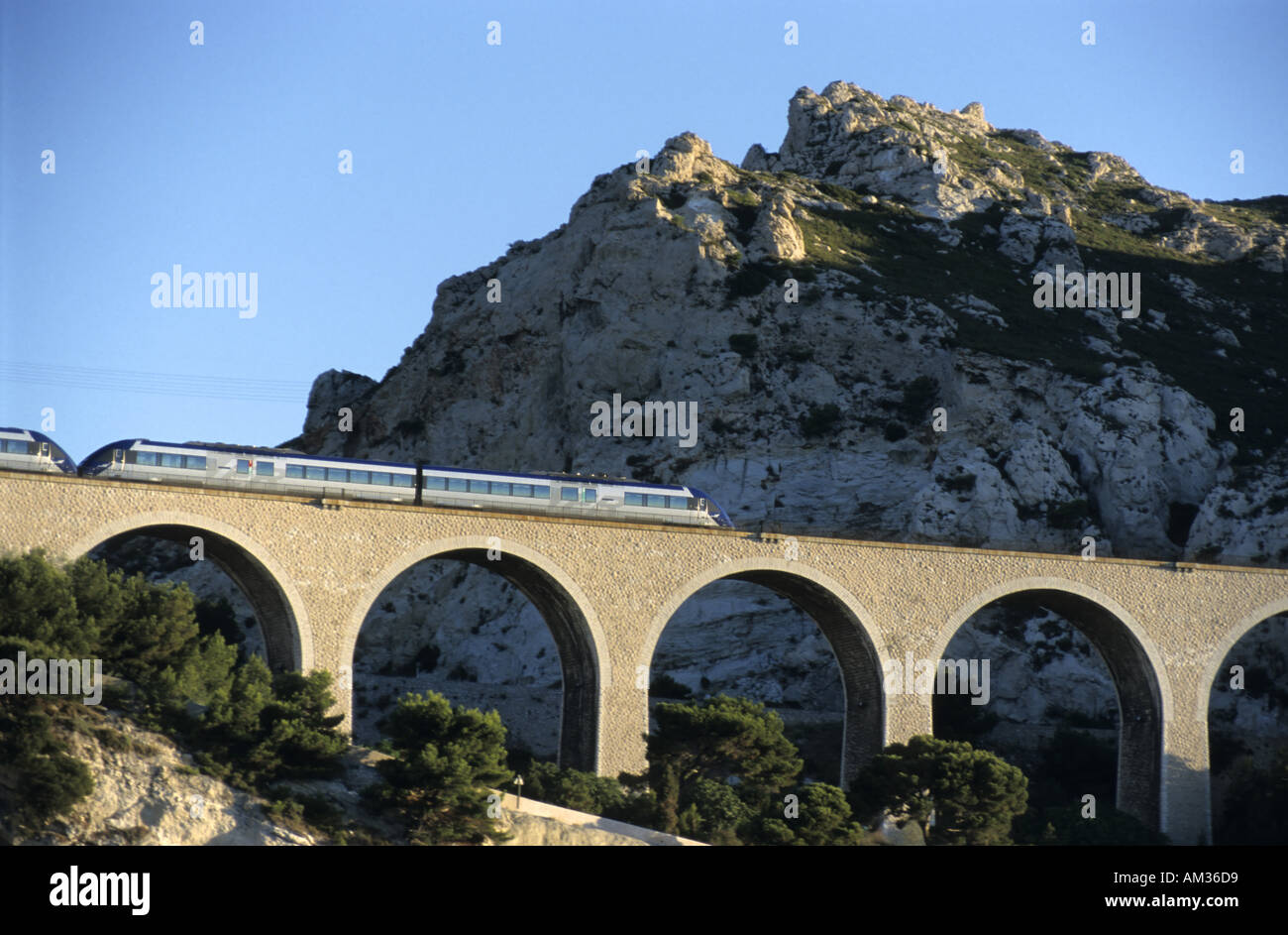 Frankreich Marseille Estaque in der Nähe von Corbières eine ter Zug auf einer Brücke Stockfoto