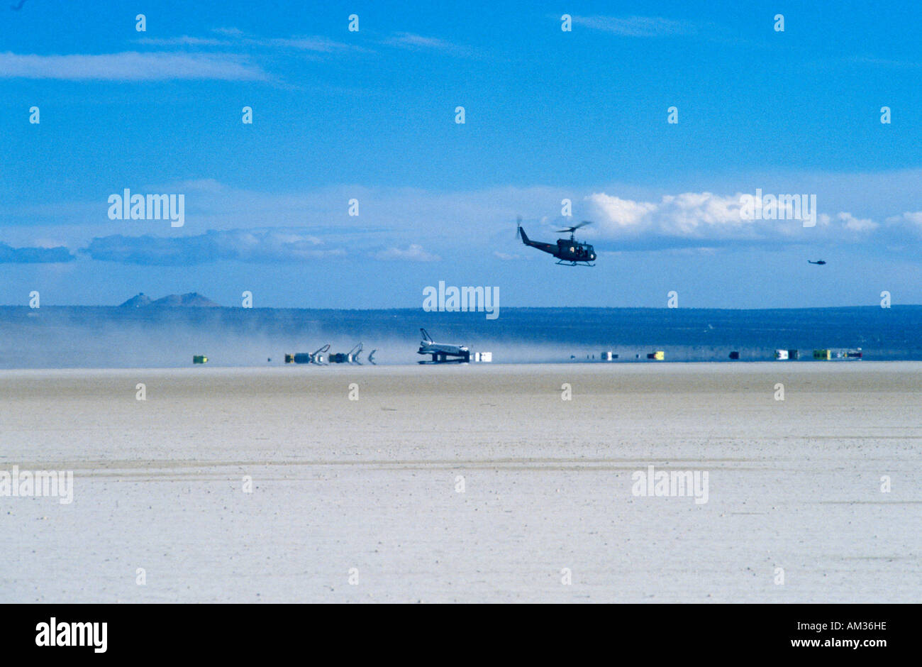 Space Shuttle landet auf dem trockenen See Edwards Luftwaffenstützpunkt Edwards CA Stockfoto