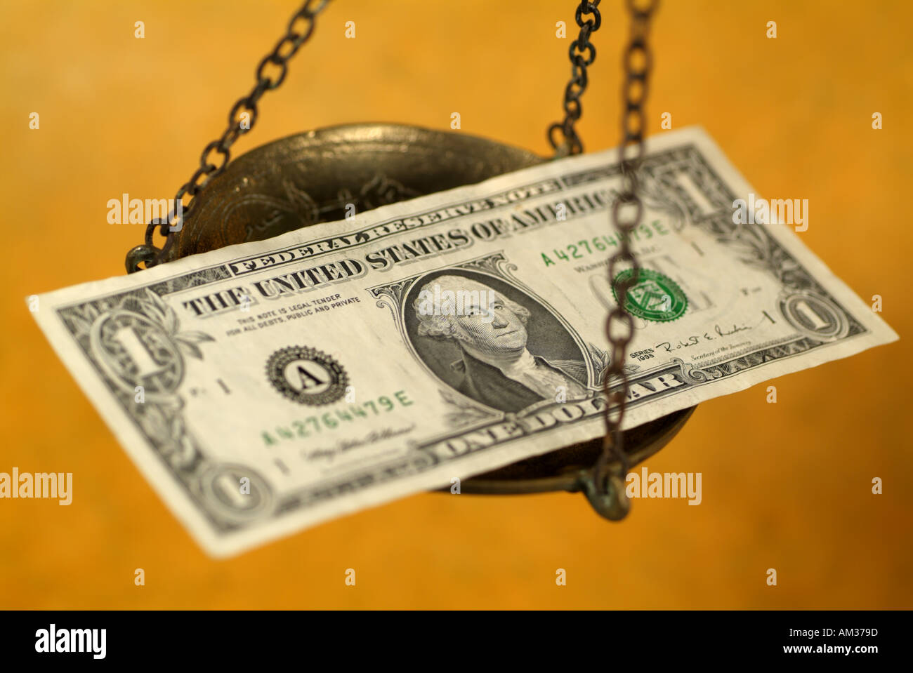 Skala mit einem Gewicht von einem US ein-Dollar-banknote Stockfoto