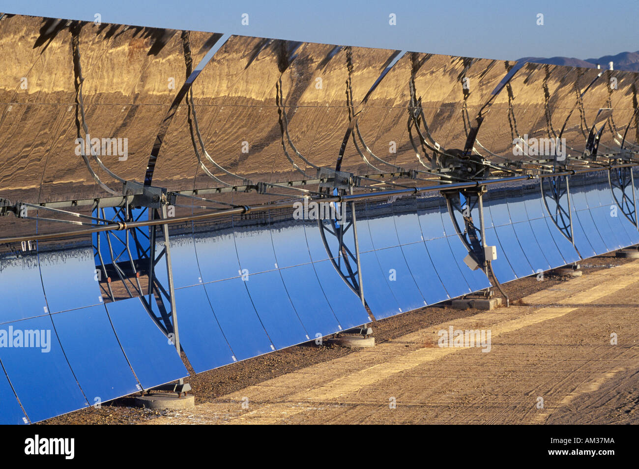 Zwei Solarzellen am South California Edison Plant in Barstow CA Stockfoto