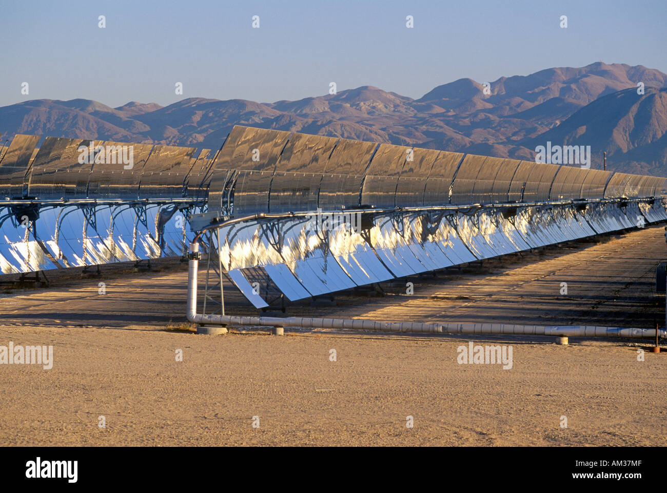 Zwei Solarzellen im South California Edison Werk in Barstow CA Stockfoto