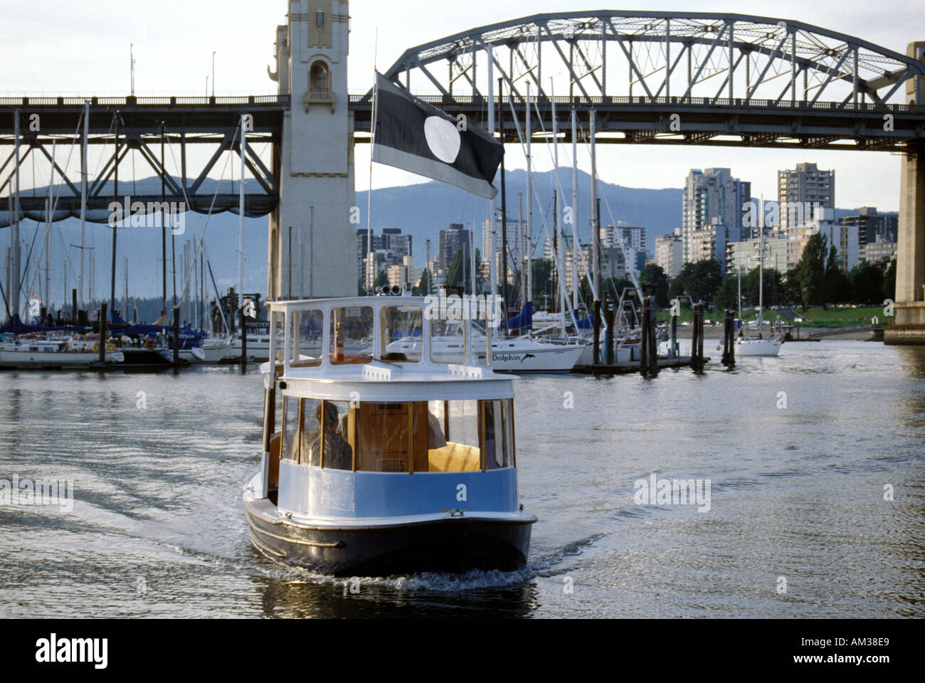 Fähre überqueren False Creek in Richtung Granville Island in Vancouver British Columbia Kanada mit der Granville Bridge in der Hinterg Stockfoto