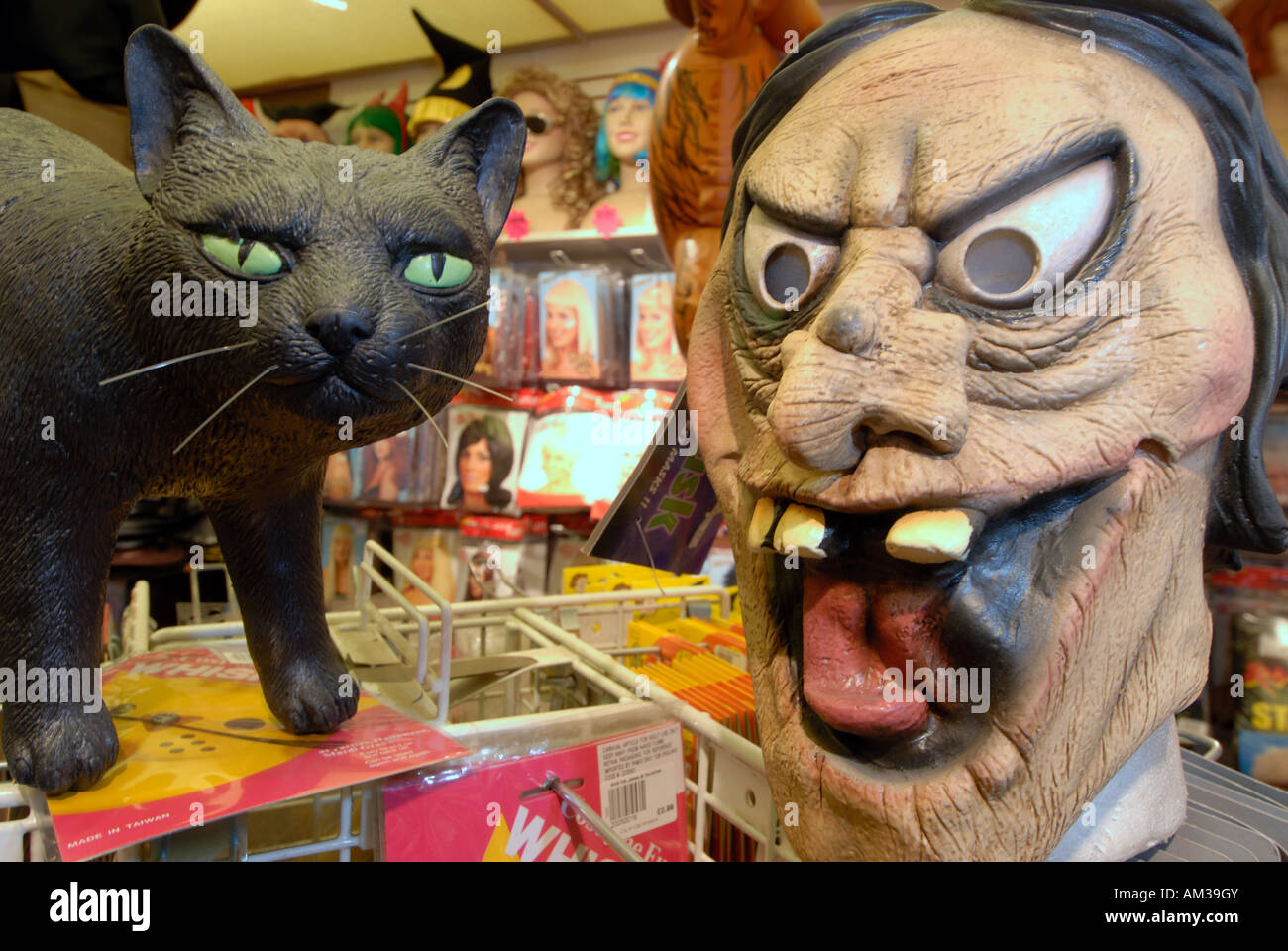 Maske und eine Katze Halloween Party Artikel bei aha ha ha scherzt & Neuheiten shop in Edinburgh, Schottland Stockfoto