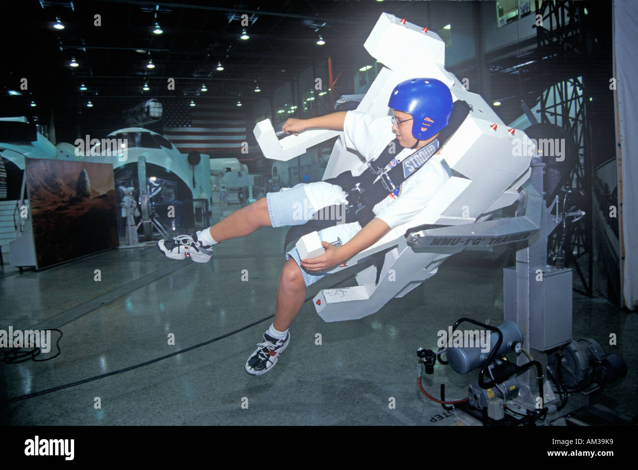 Ein Junge besucht Space Camp an George C Marshall Space Flight Center in Huntsville Alabama versucht eine MMU-1-G-Trainer Stockfoto