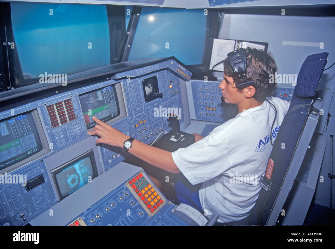 Ein Junge besucht Space Camp an George C Marshall Space Flight Center in Huntsville Alabama sitzt im Cockpit eines Raumes Stockfoto