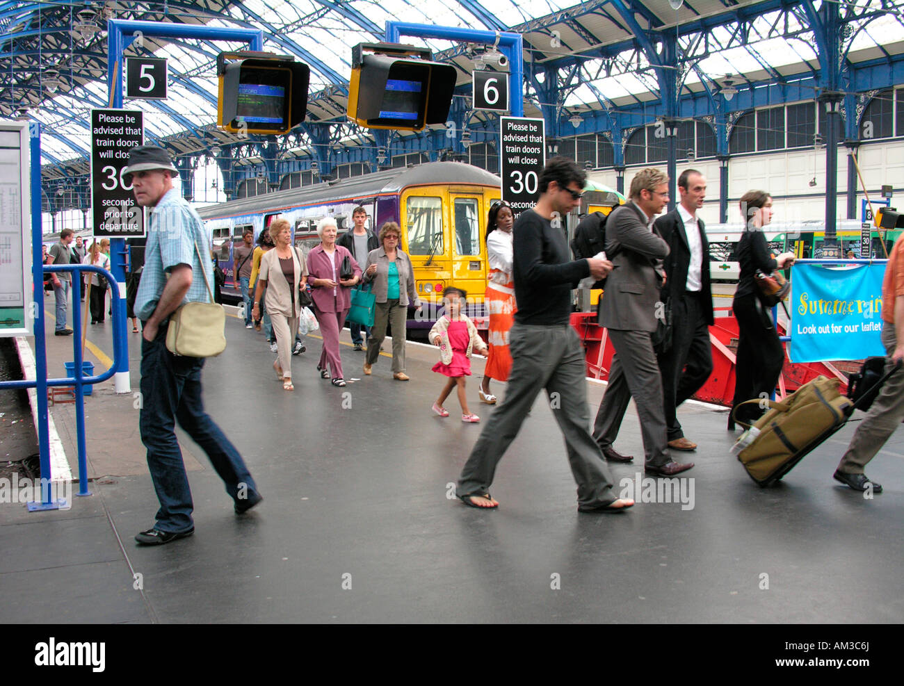 Bahnhof von Brighton beschäftigt mit Passsengers East Sussex Stockfoto