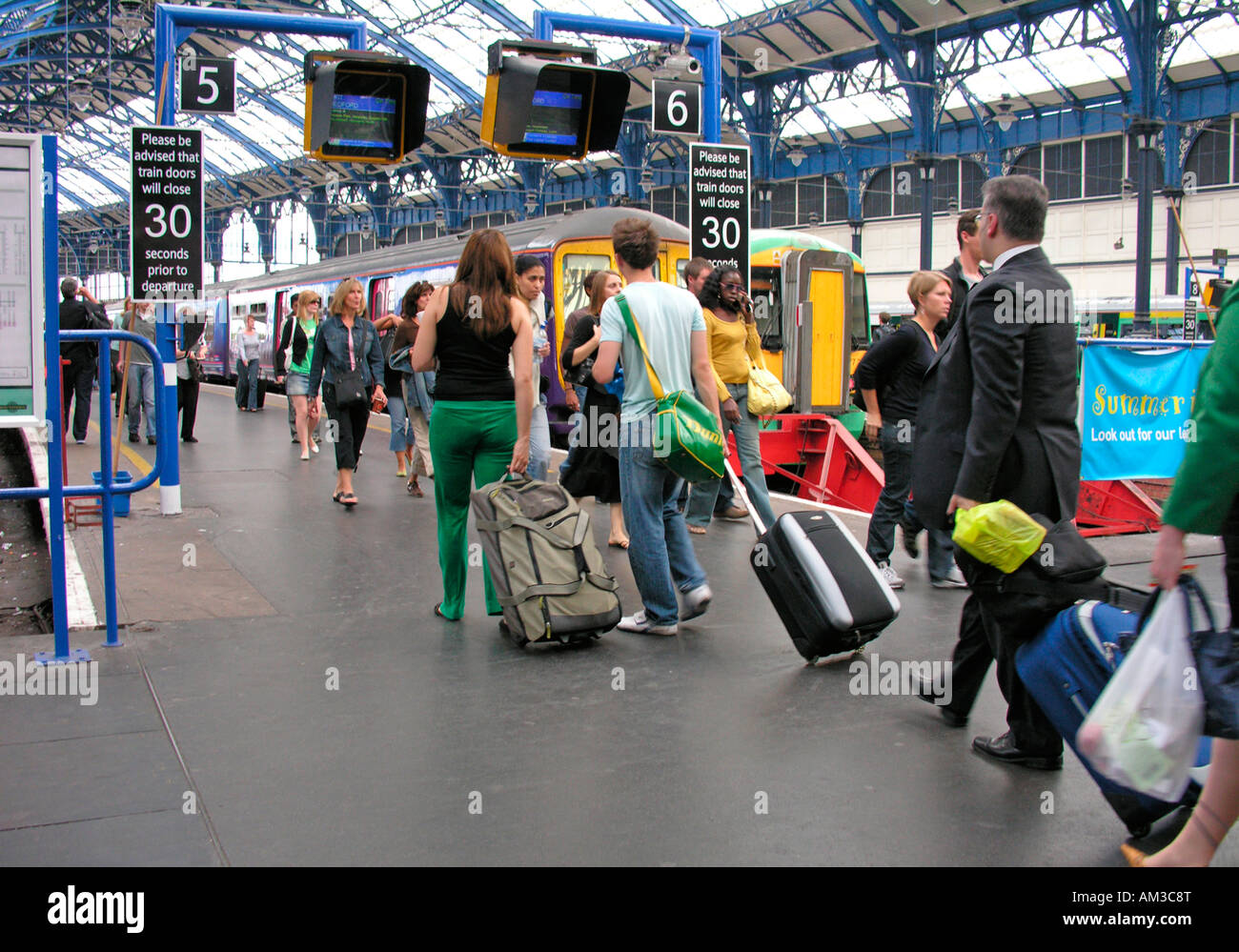 Bahnhof von Brighton beschäftigt mit Passsengers East Sussex Stockfoto