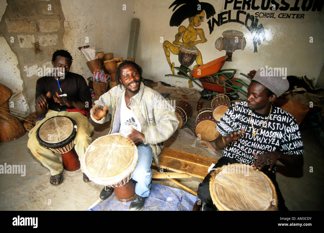 West-Afrika Gambia Banjul lokalen Jungs Schlagzeug spielen Stockfoto