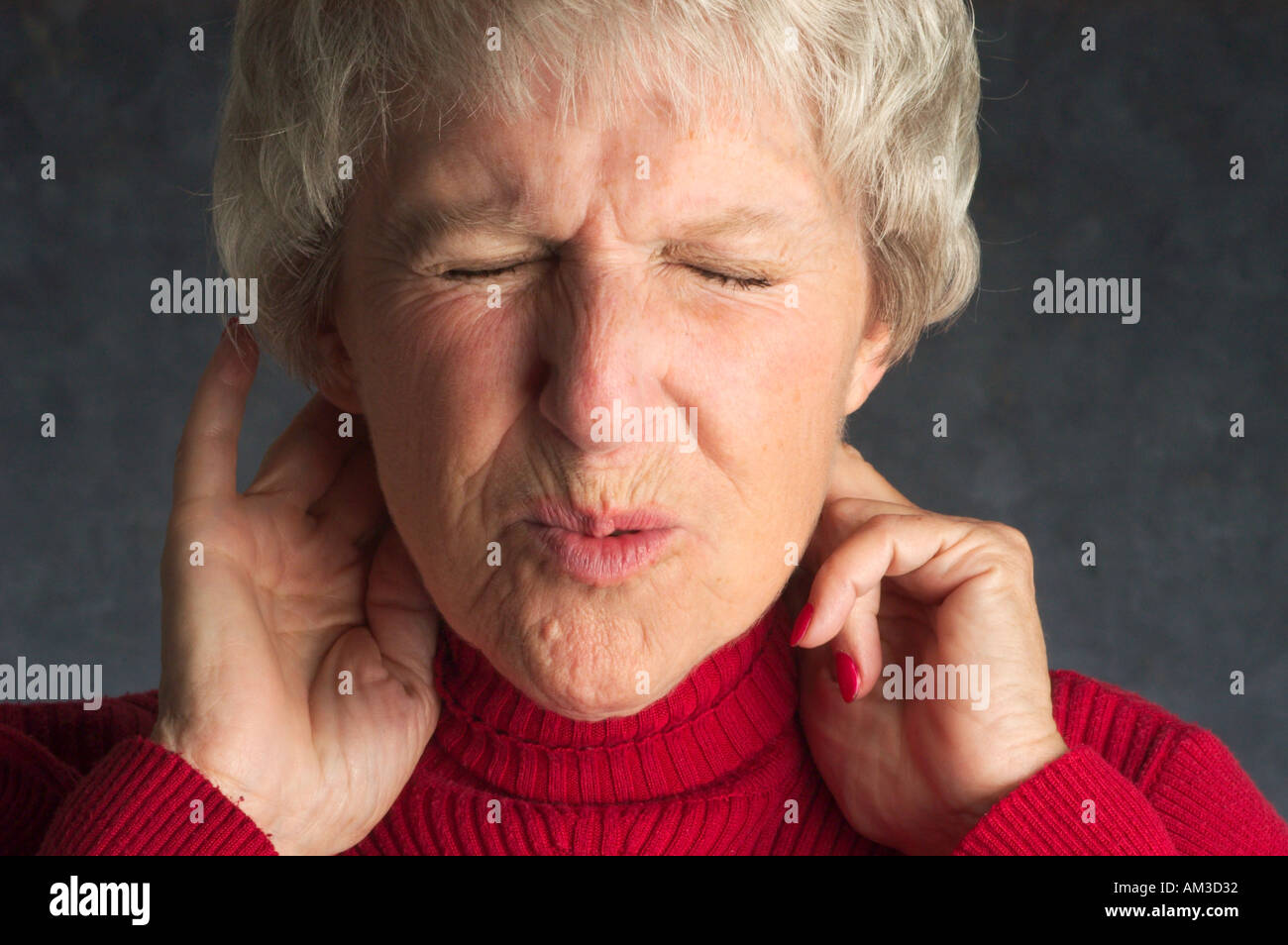 Portrait von senior Frau mit schmerzlichem Gesicht Stockfoto