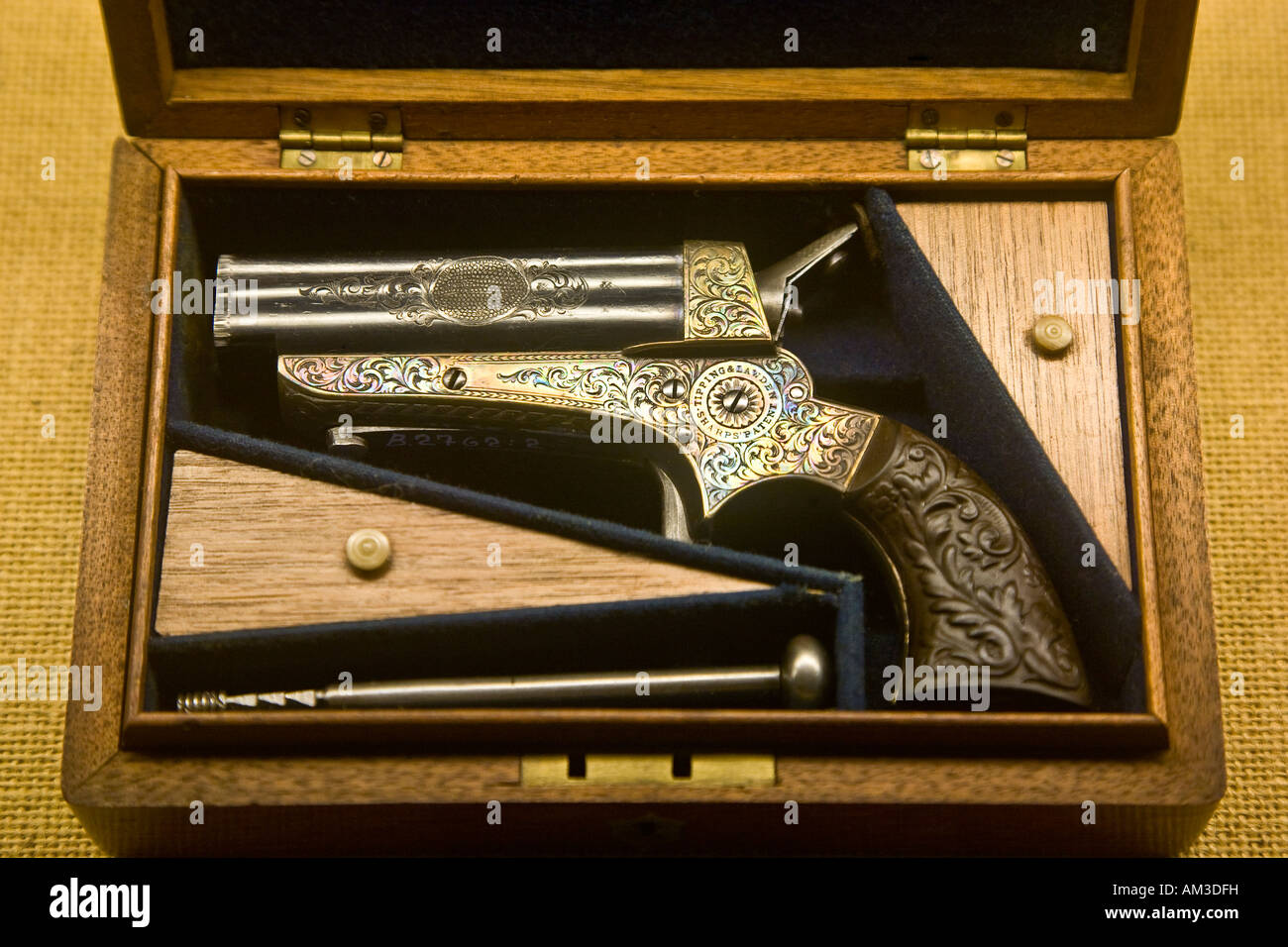 Pistole in Holzkiste Stockfoto