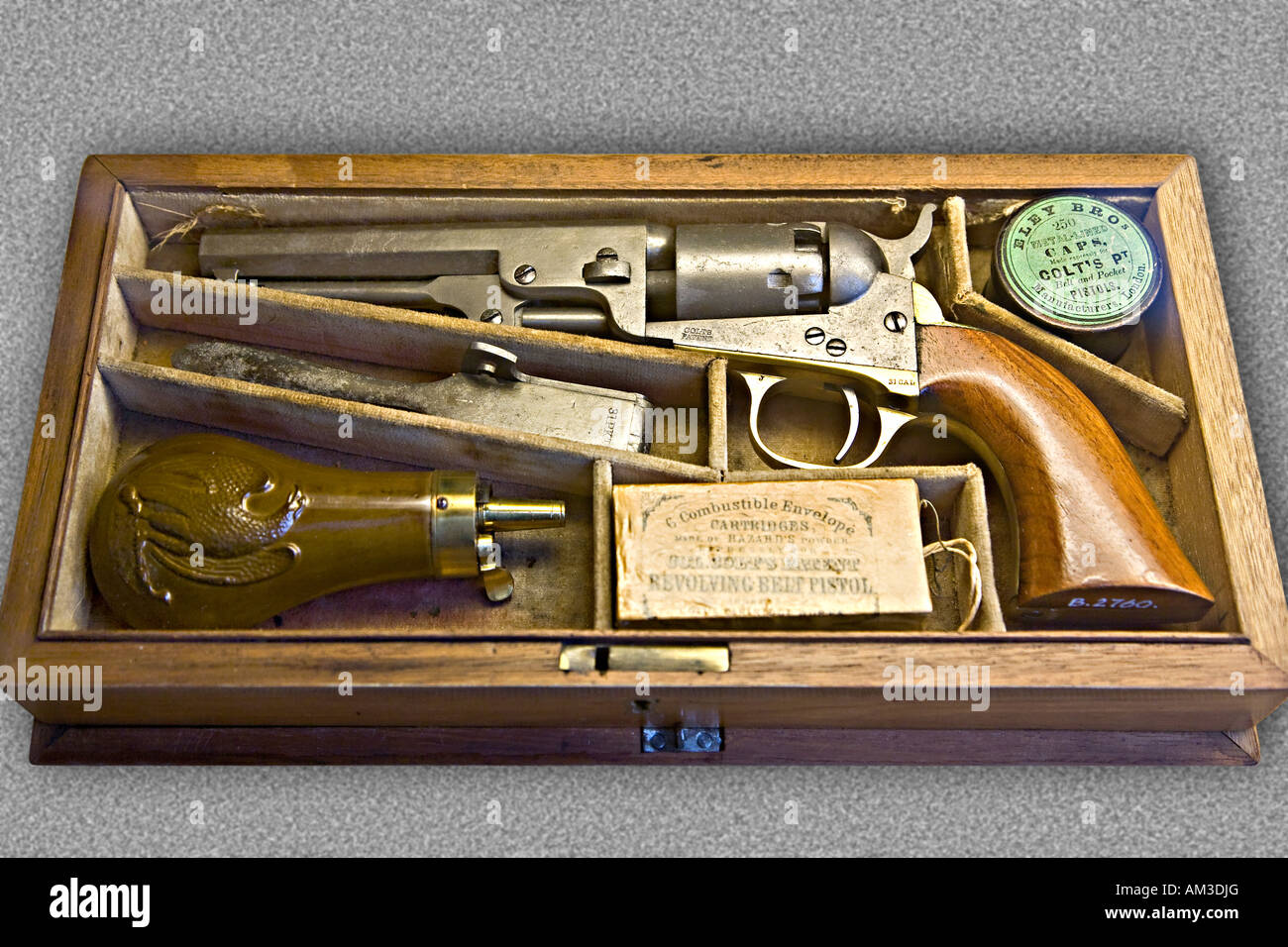 Colt Kaliber 31 Pistole in Holzkiste Stockfoto