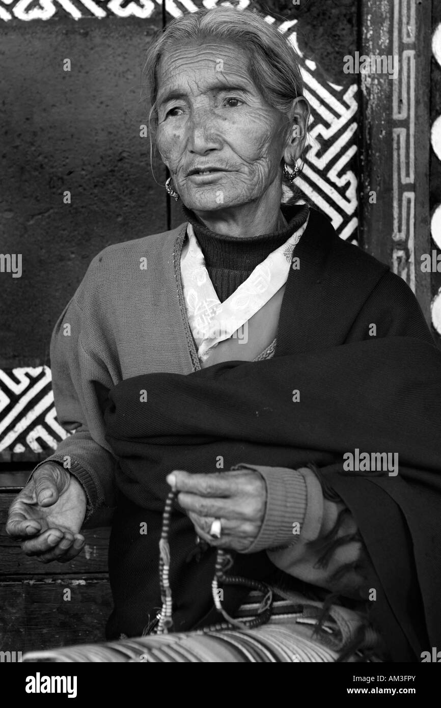 Frau im Thongsa Kloster, Kalimpong, Westbengalen, Indien Stockfoto