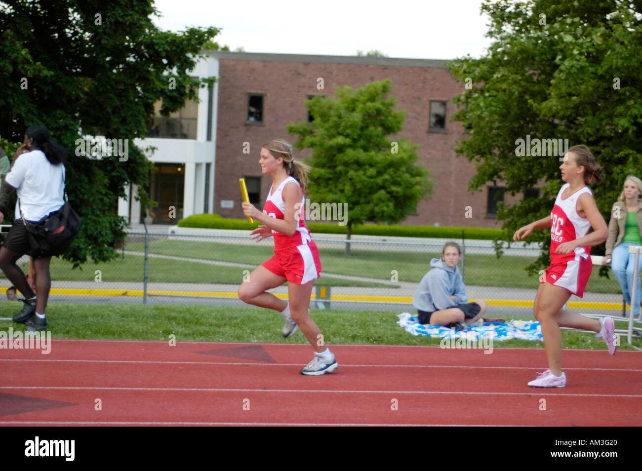 Teenager-Mädchen Staffellauf Läufer an einer High School Leichtathletik Bezirk treffen Stockfoto