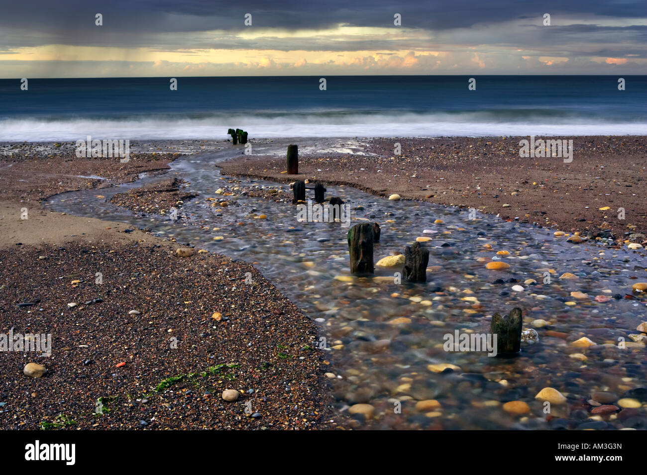 Whitbys Beck und Wellenbrechern Whitbys Beach in der Nähe von Whitby. North Yorkshire, Großbritannien Stockfoto