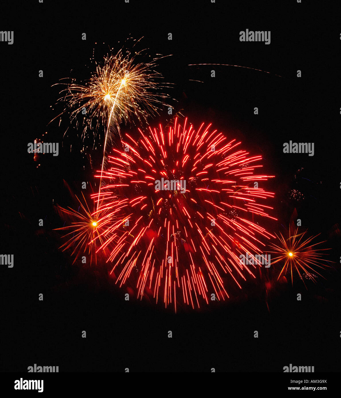 Rotes Sternenfeuerwerk gegen den schwarzen Himmel Stockfoto