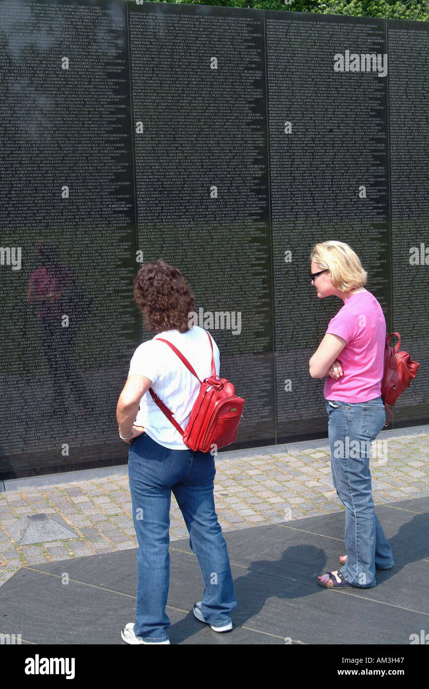 Zwei Frauen auf der Suche nach Namen an der Vietnam-Wand in Washington DC USA Stockfoto