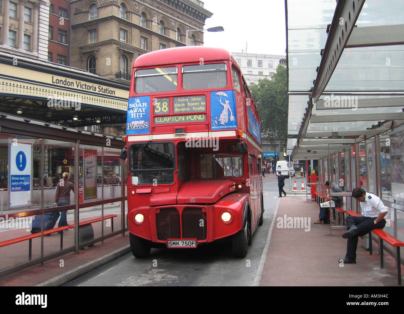 Routemaster RML 2750 Bus am Bahnhof London Victotia Stockfoto