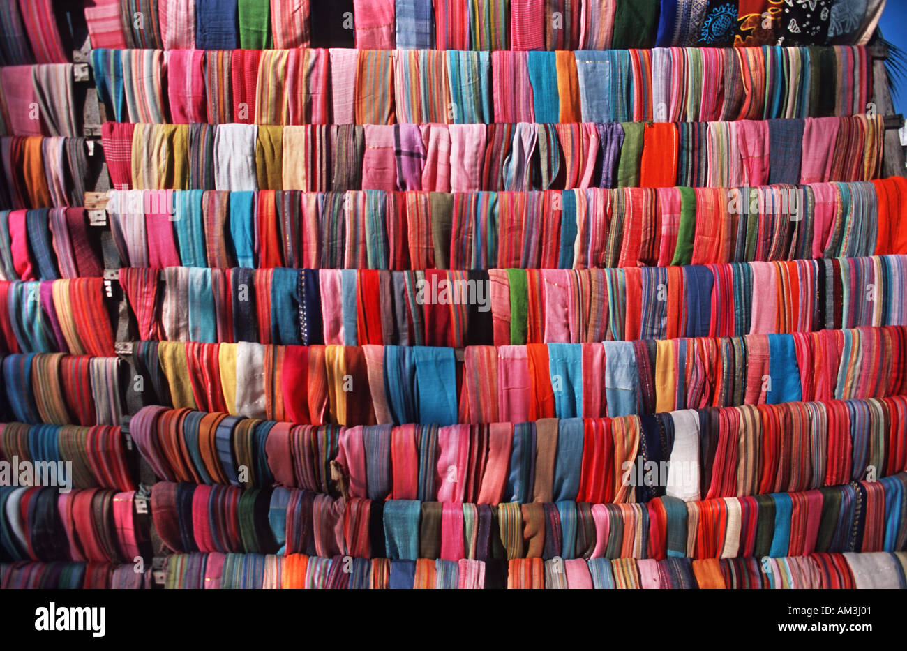 Auswahl an Schals und Tücher für den Verkauf auf einem Marktstand in Stone  Town Unguja Sansibar Tansania Stockfotografie - Alamy