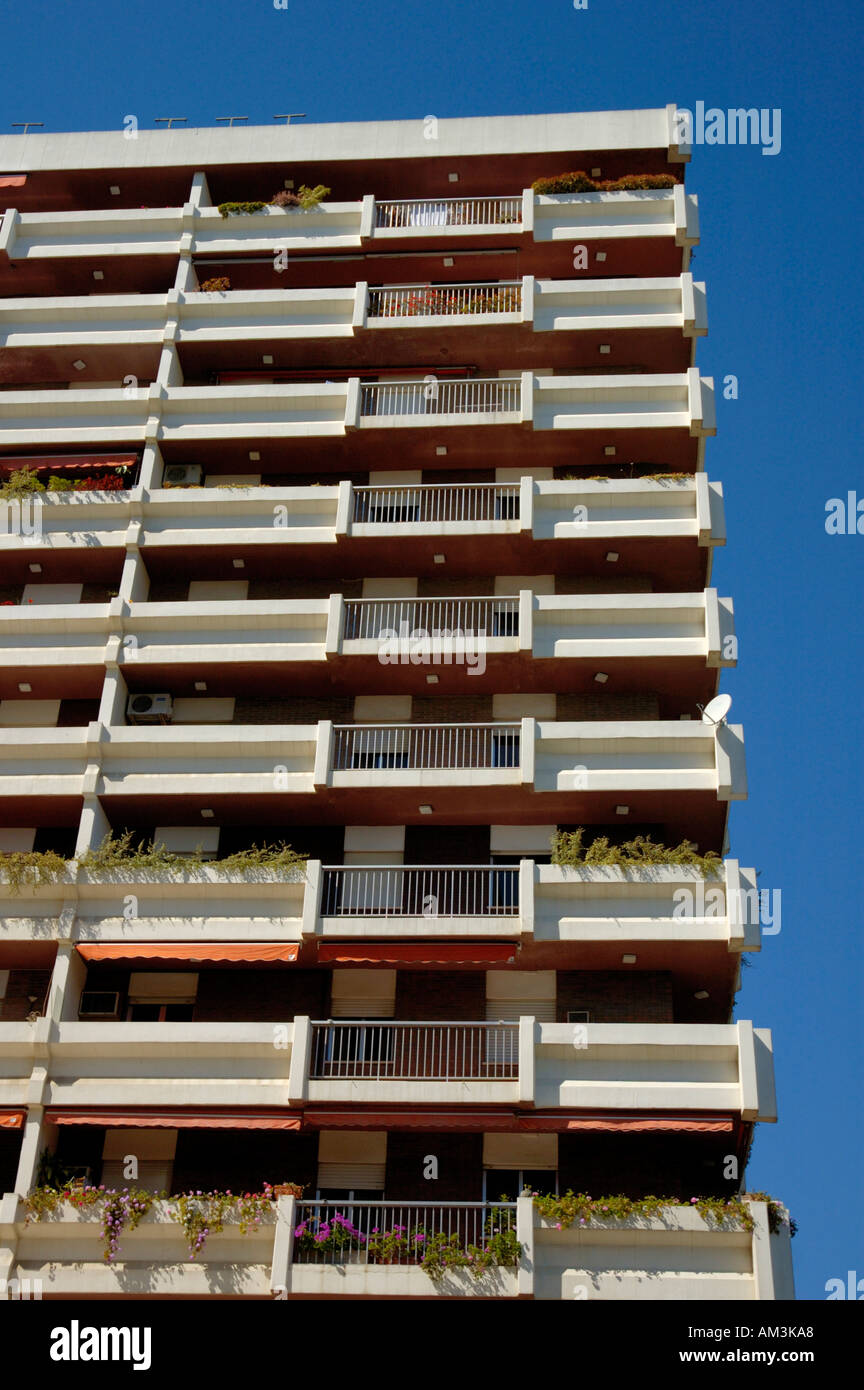 Balkone der Wohnungen mit Blick auf die Feria de Abril in Sevilla, Andalusien, Spanien. Stockfoto