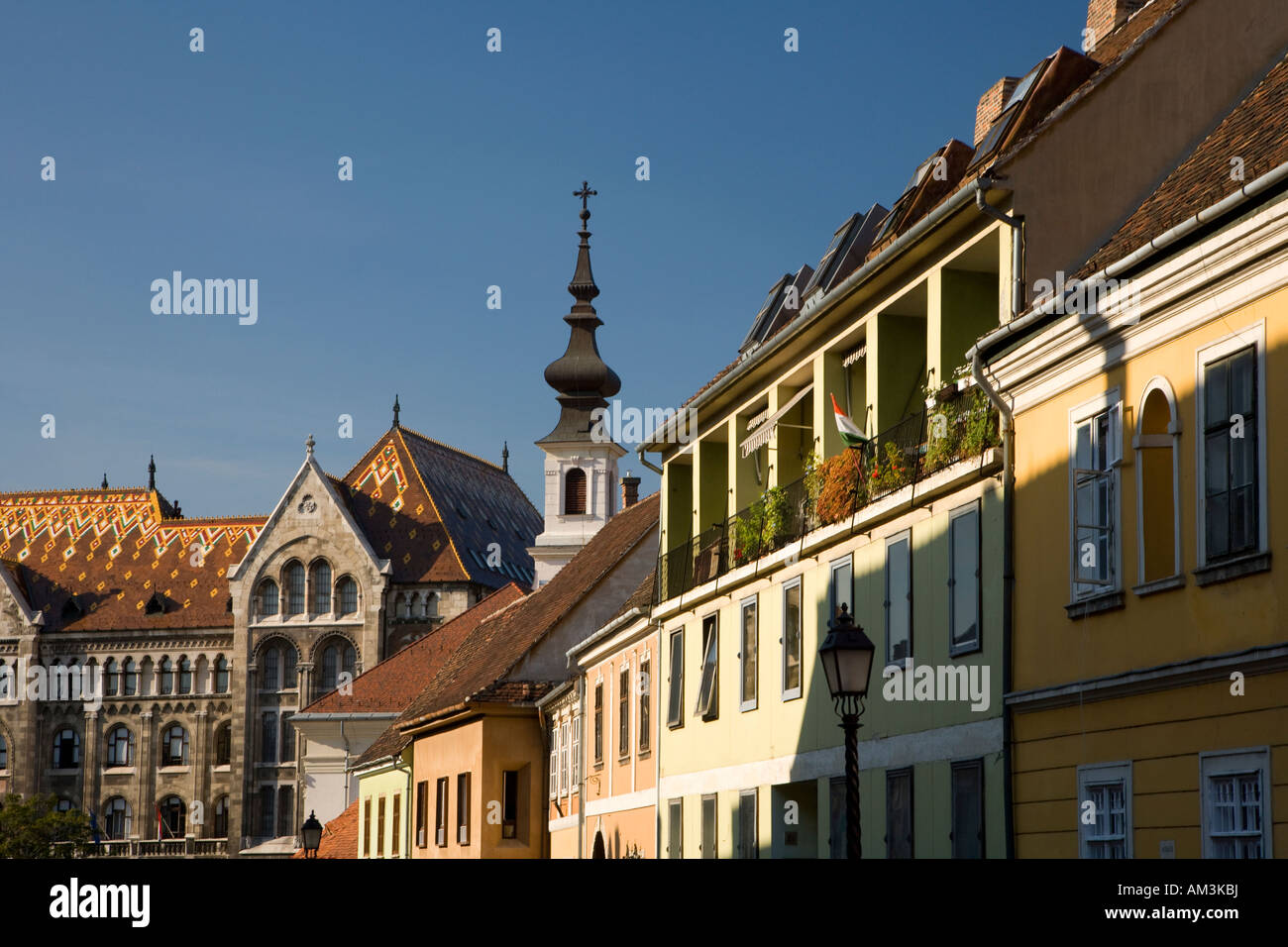 Bunte Häuserfassaden und Kirche, Burgviertel, Budapest, Ungarn. Stockfoto