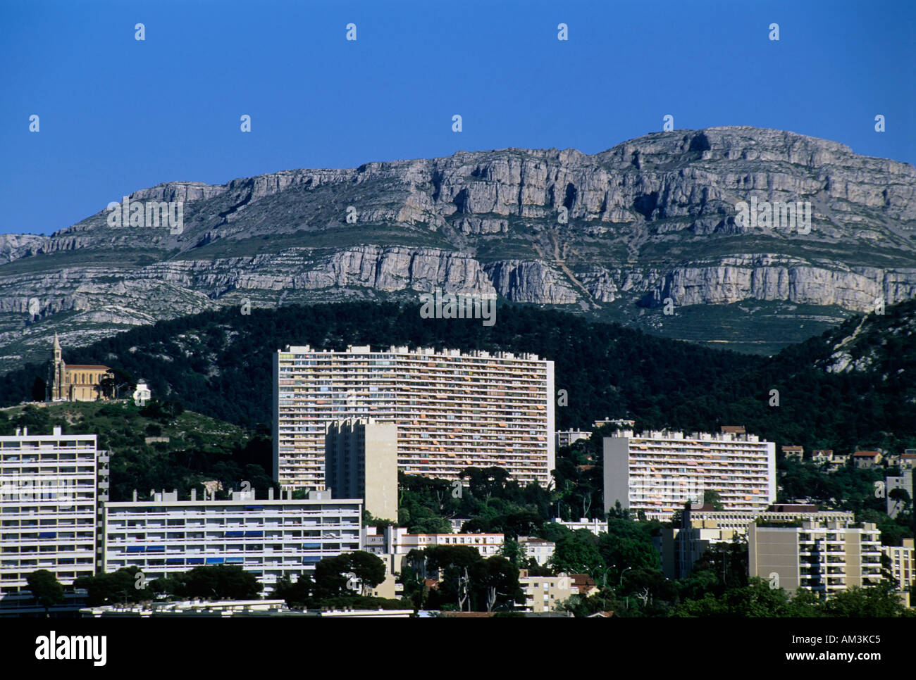 Frankreich Marseille Redon Bezirk mit Saint Joseph Du Redon Kirche auf einem Hügel, von der Cité Radieuse von Le Corbusier Architekten Stockfoto