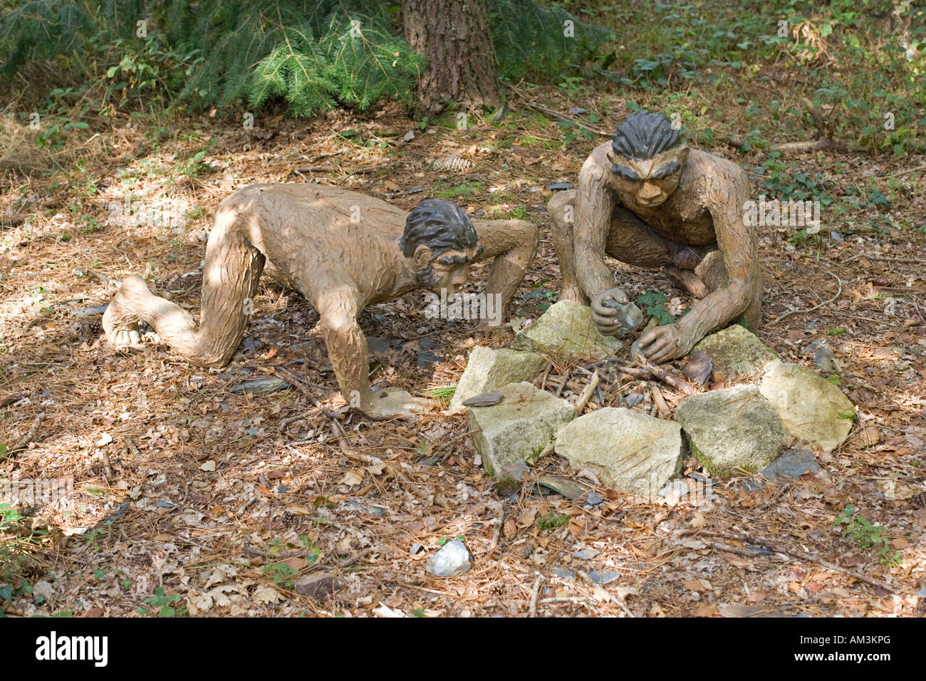 Lebensgroße Modelle Homo Erectus Dinosaur Park Frankreich Feuer machen Stockfoto