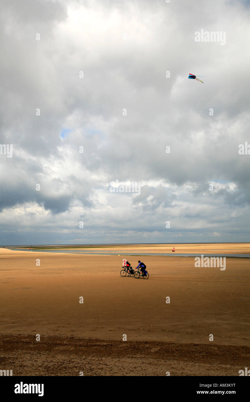 Radfahren & Kite am Strand. Norfolk UK Stockfoto