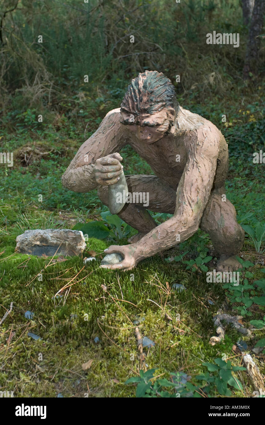 Leben Größe Modell Homo Erectus mit Stein Werkzeuge Dinosaur Park Frankreich Stockfoto