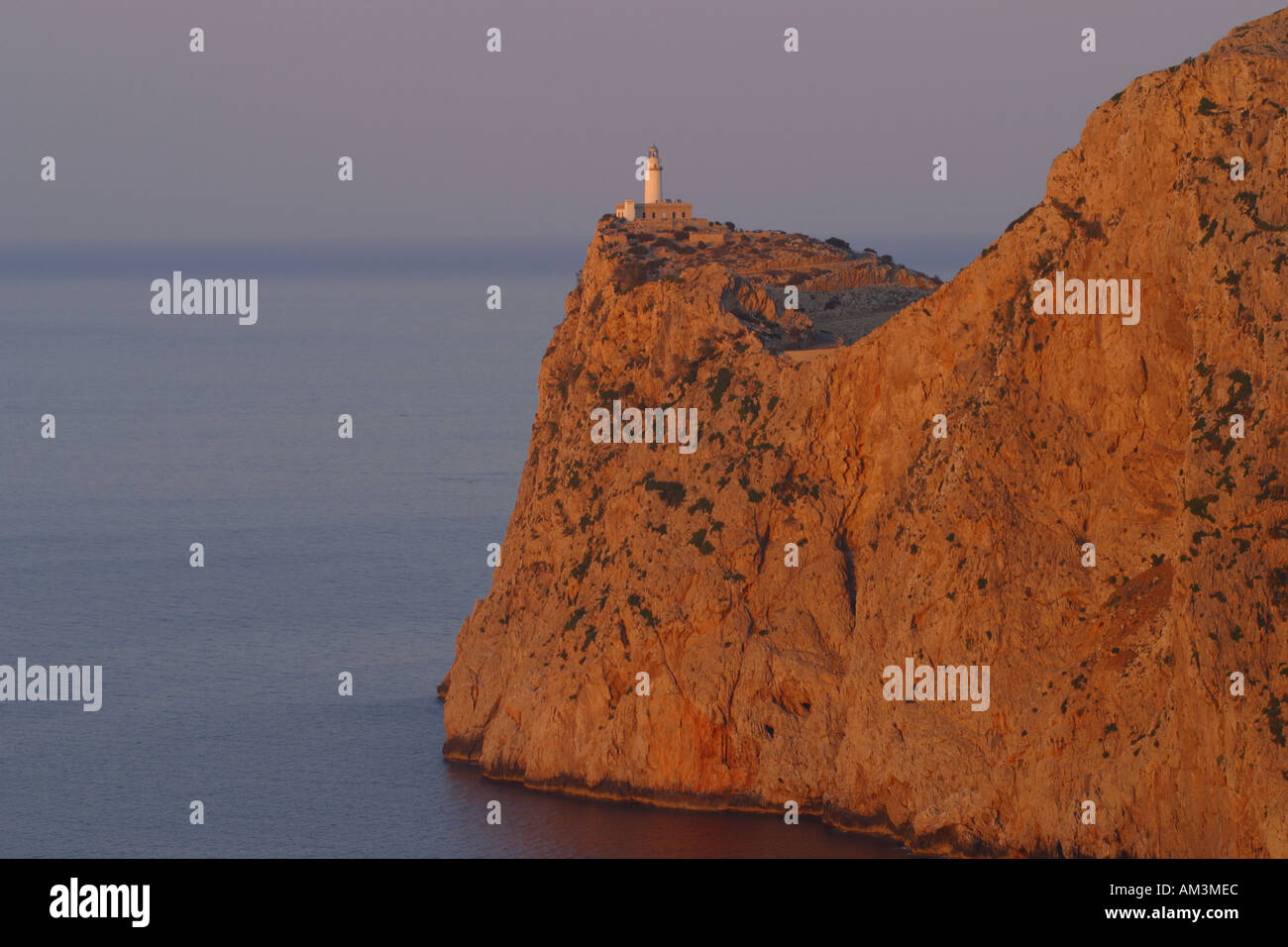 Leuchtturm am Cap de Formentor-Mallorca-Mallorca bei Sonnenuntergang am Abend Stockfoto