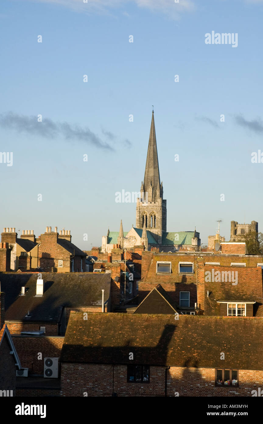 Chichester Kathedrale Spire über Dächer Stockfoto