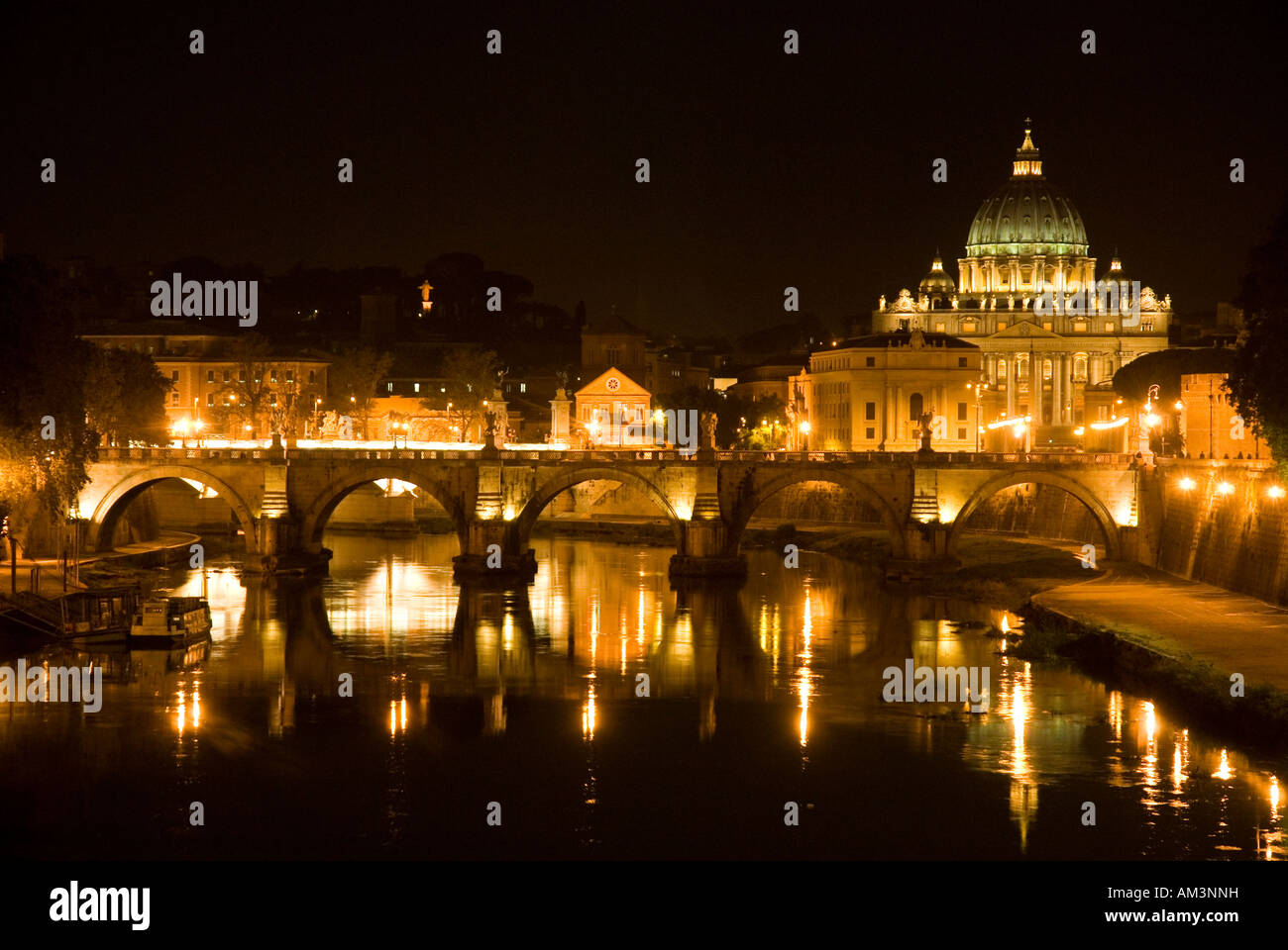 Ponte Sant Angelo Brücke über den Fluss Tiber und St Peter s Basilika der Vatikan Rom-Italien Stockfoto