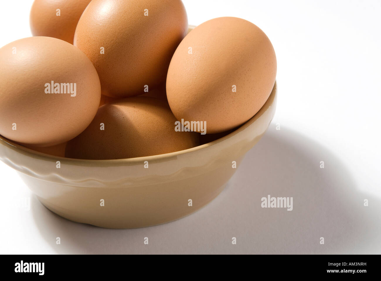 Schüssel mit Bio Freilandeier Huhn Stockfoto