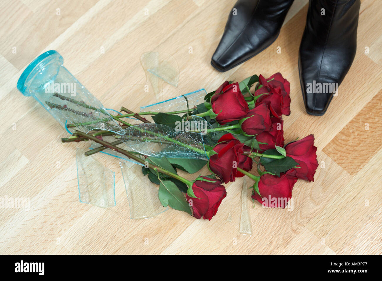 Frau stehend neben zerbrochene Vase mit Blumen Stockfoto