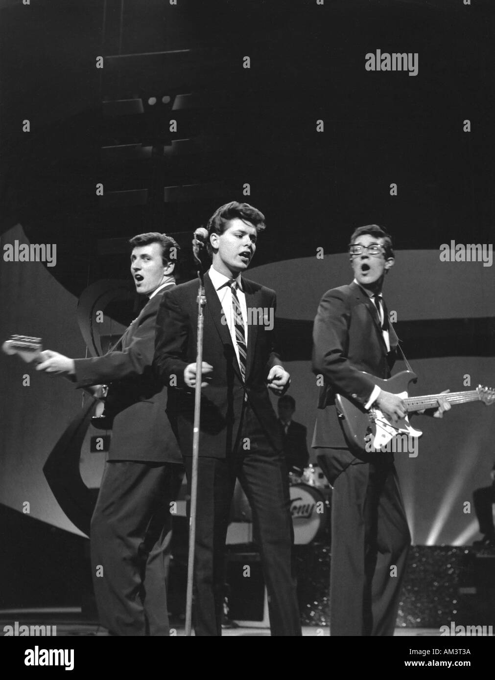 CLIFF RICHARD auf UK TV s Samstag Nacht im The London Palladium mit Schatten Bruce Welch links und Hank Marvin in Anfang der 1960er Jahre Stockfoto