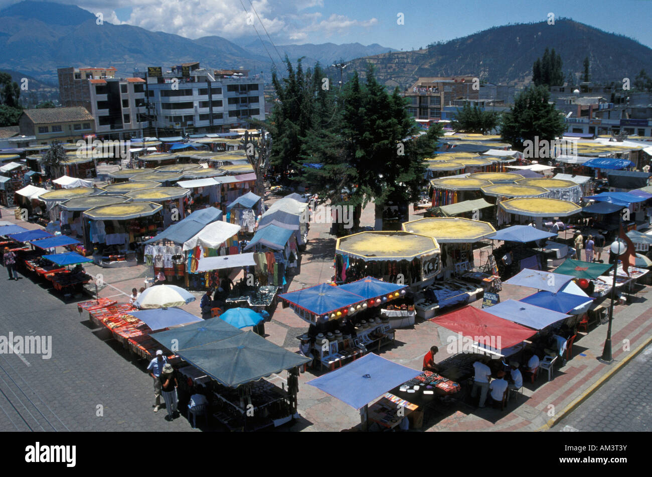 Handwerksmarkt im Poncho Plaza von oben, Otavalo, Ecuador Stockfoto