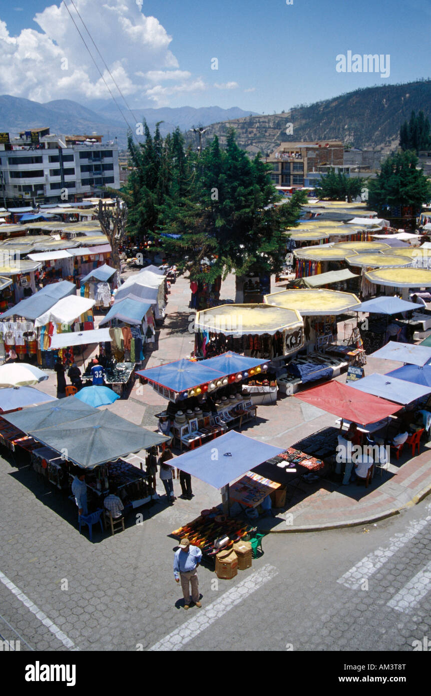Handwerksmarkt im Poncho Plaza von oben, Otavalo, Ecuador Stockfoto