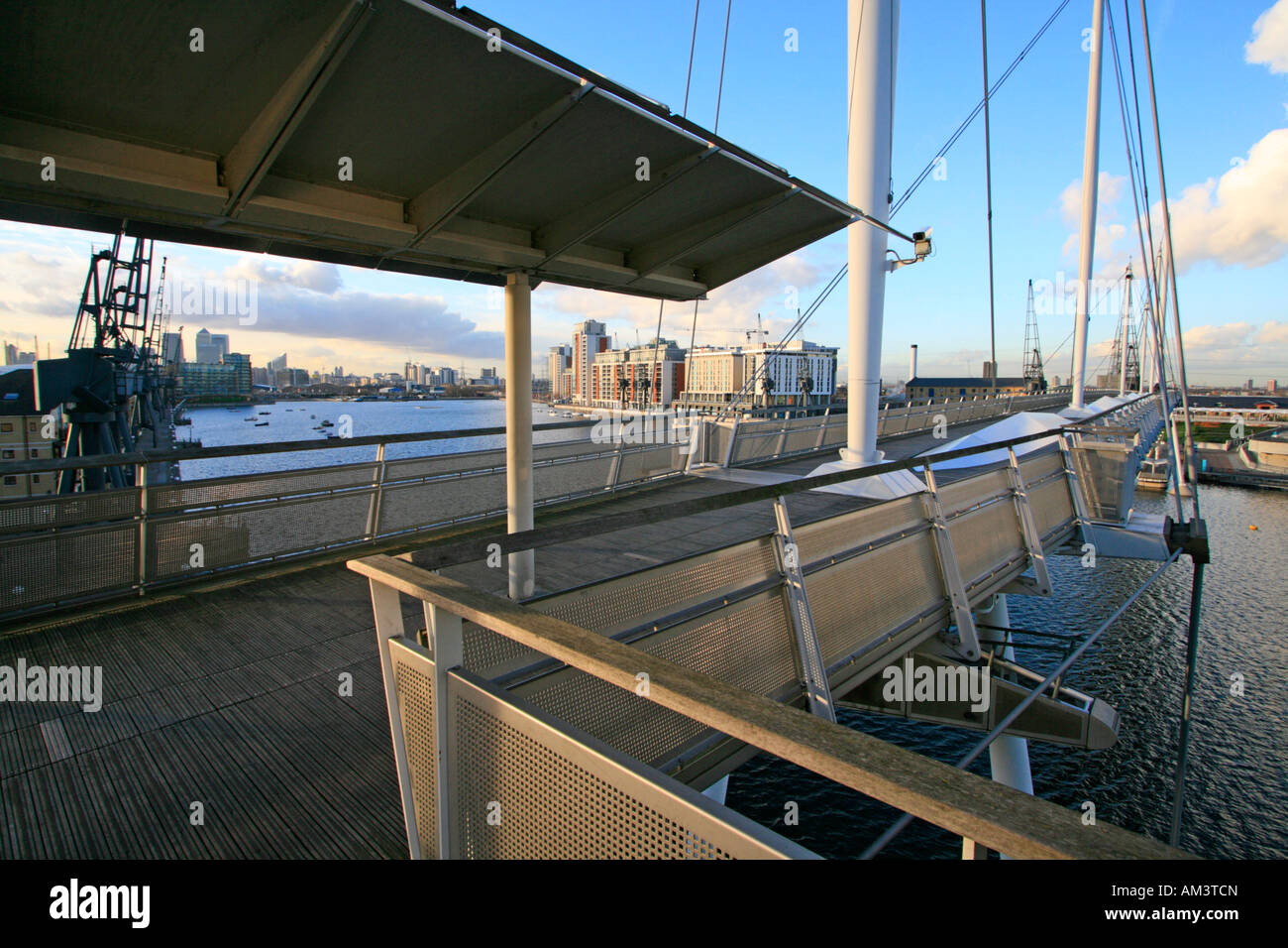 Royal Victoria Dock Bridge ist eine Unterschrift auf hohem Niveau Fußgängerbrücke überqueren der Royal Victoria Dock Docklands London england Stockfoto