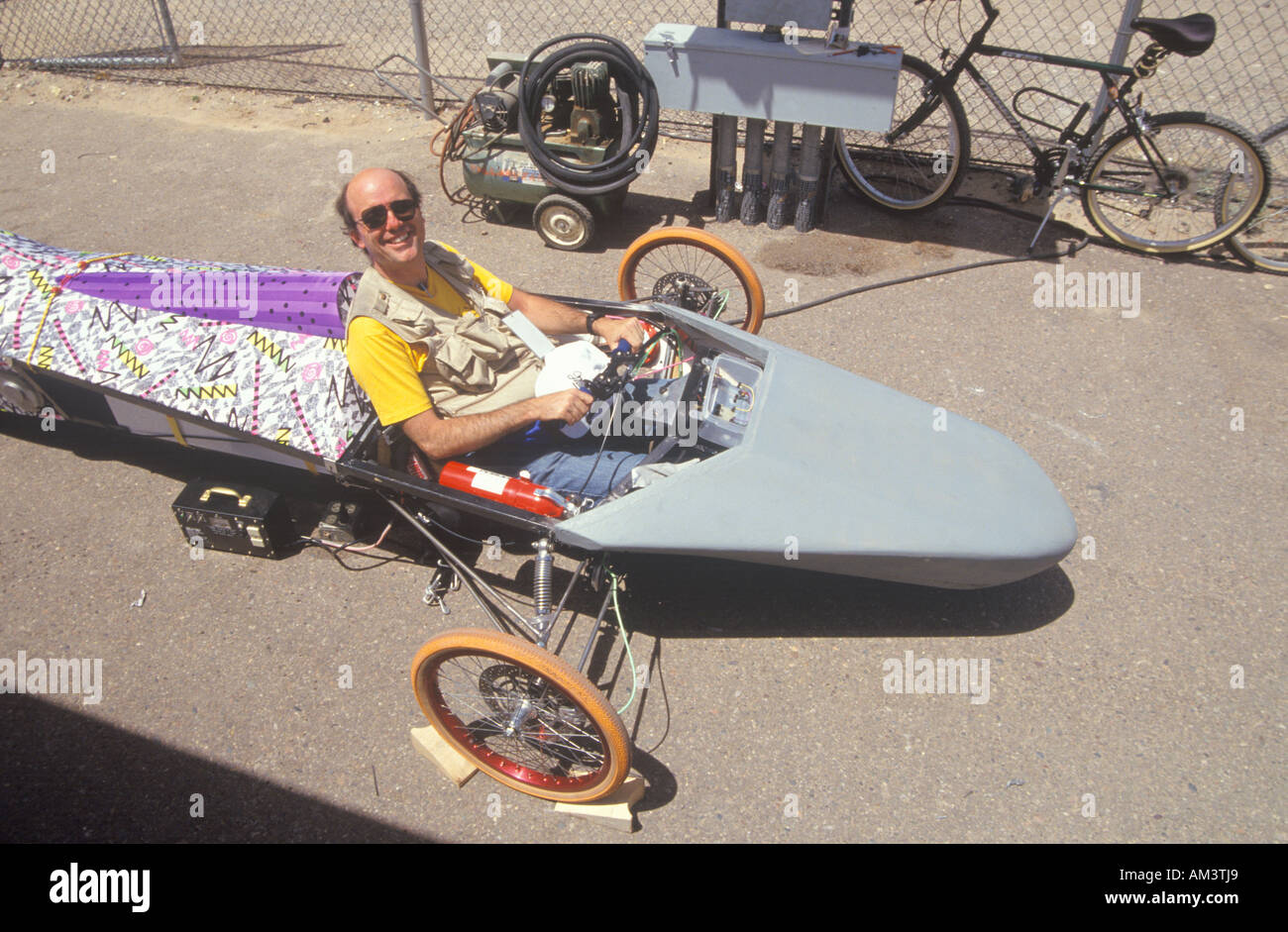 Fotograf Joe Sohm fahren solar powered Auto am Solar Powered Car Rennen in Ukiah, Kalifornien Stockfoto