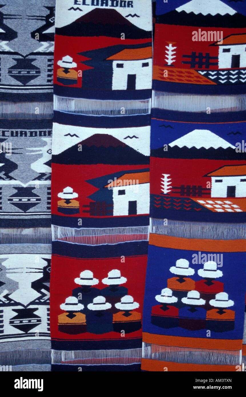 Gewebt, Wandbehänge und Teppiche zum Verkauf auf dem Kunsthandwerk-Markt in Poncho Plaza, Otavalo, Ecuador Stockfoto