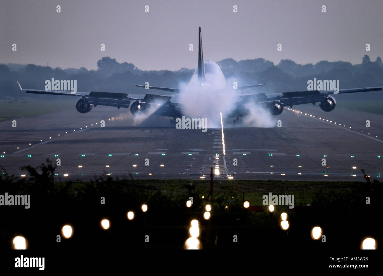 Virgin Atlantic Airways Boeing 747 Jumbo macht Rauch aus seiner Reifen, wie es ins Land mit einer Beule am Flughafen London Gatwick kommt Stockfoto