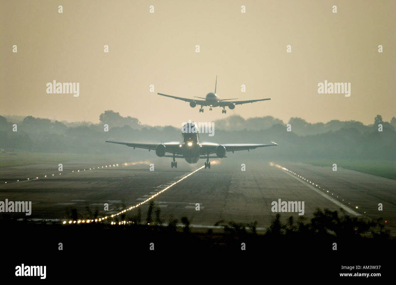Zieht man Jet wie ein anderer hereinkommt, landen am Flughafen London Gatwick im Morgengrauen Stockfoto