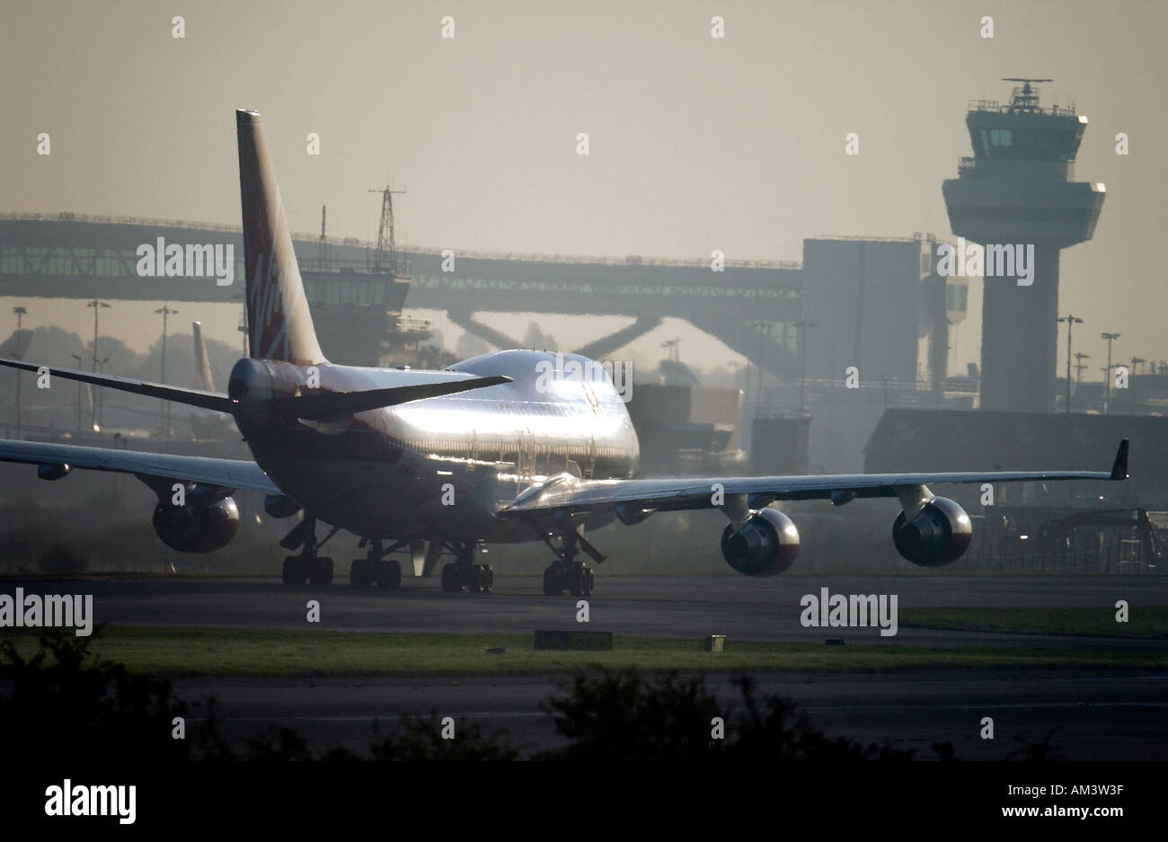 Virgin Atlantic Airways Boeing 747 Jumbo Jet taxis vorbei an London Gatwick FlughafenKontrollturm Stockfoto