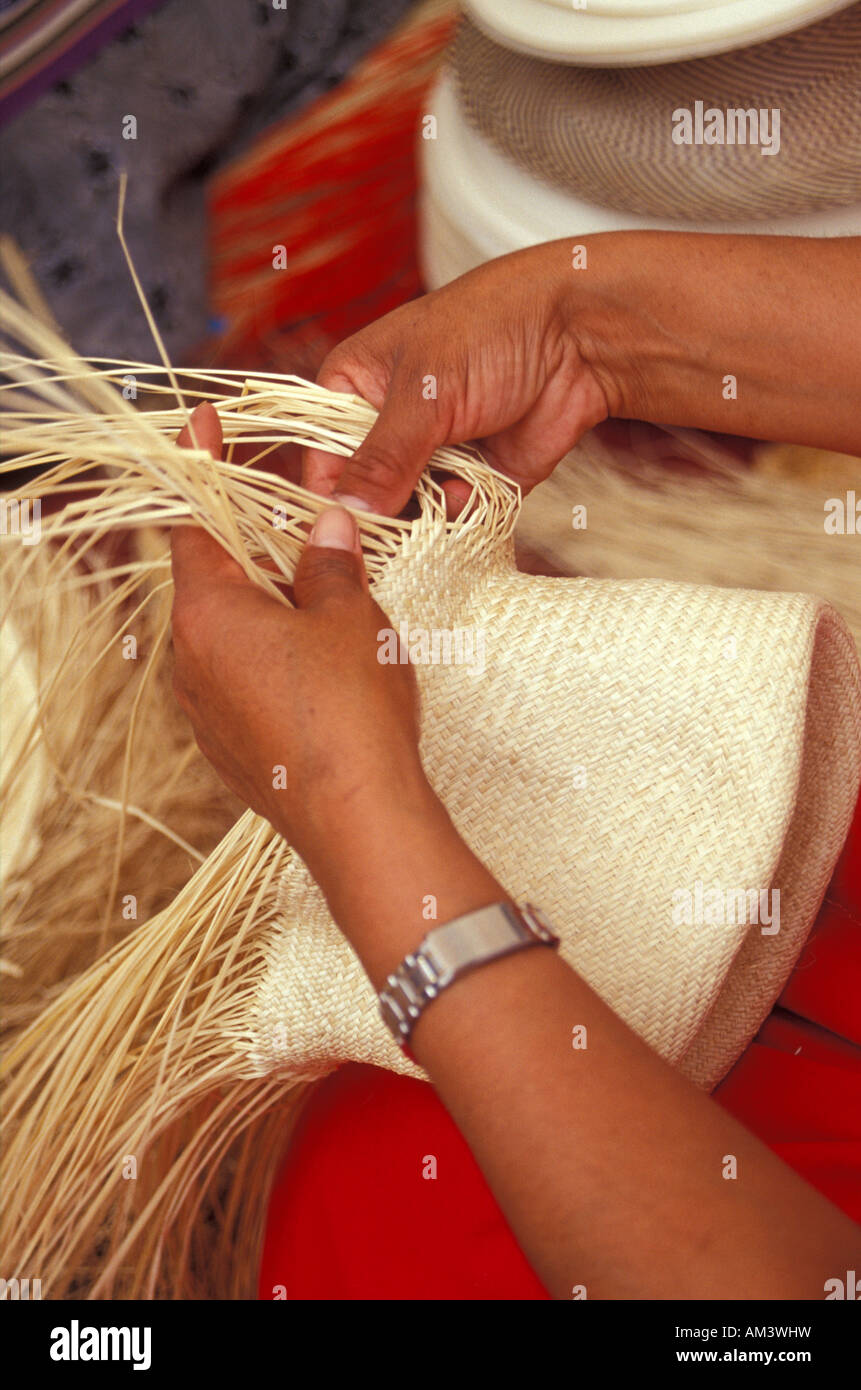 Nahaufnahme von Frauenhand Weben eine Panama Hüte oder Sombrero de Paja Toquilla in Ecuador, Südamerika Stockfoto