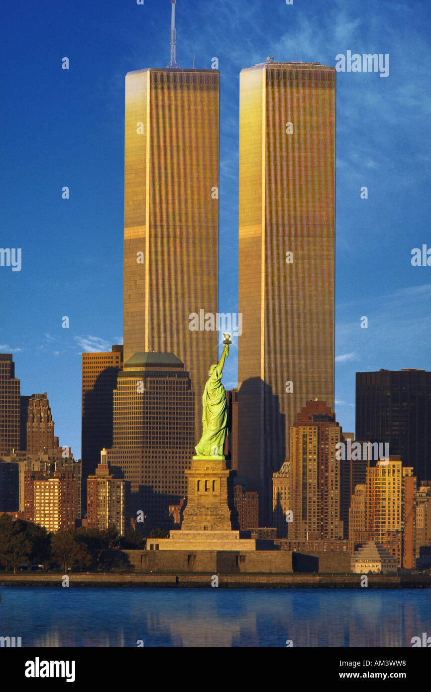 World Trade Center hinter der Statue of Liberty Stockfoto