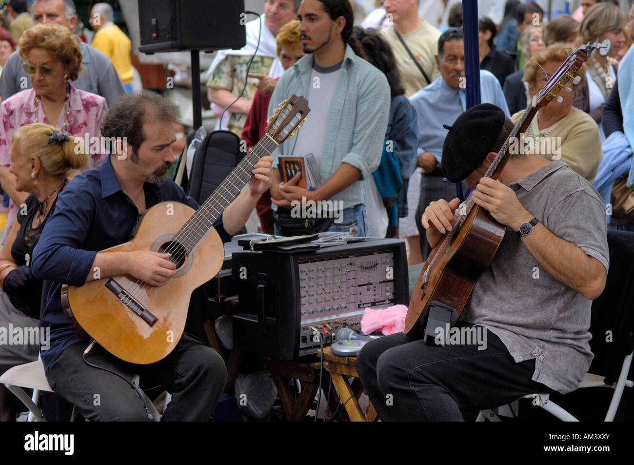 Gitarristen unterhalten die Massen auf San Telmo Sonntag Messe Stockfoto