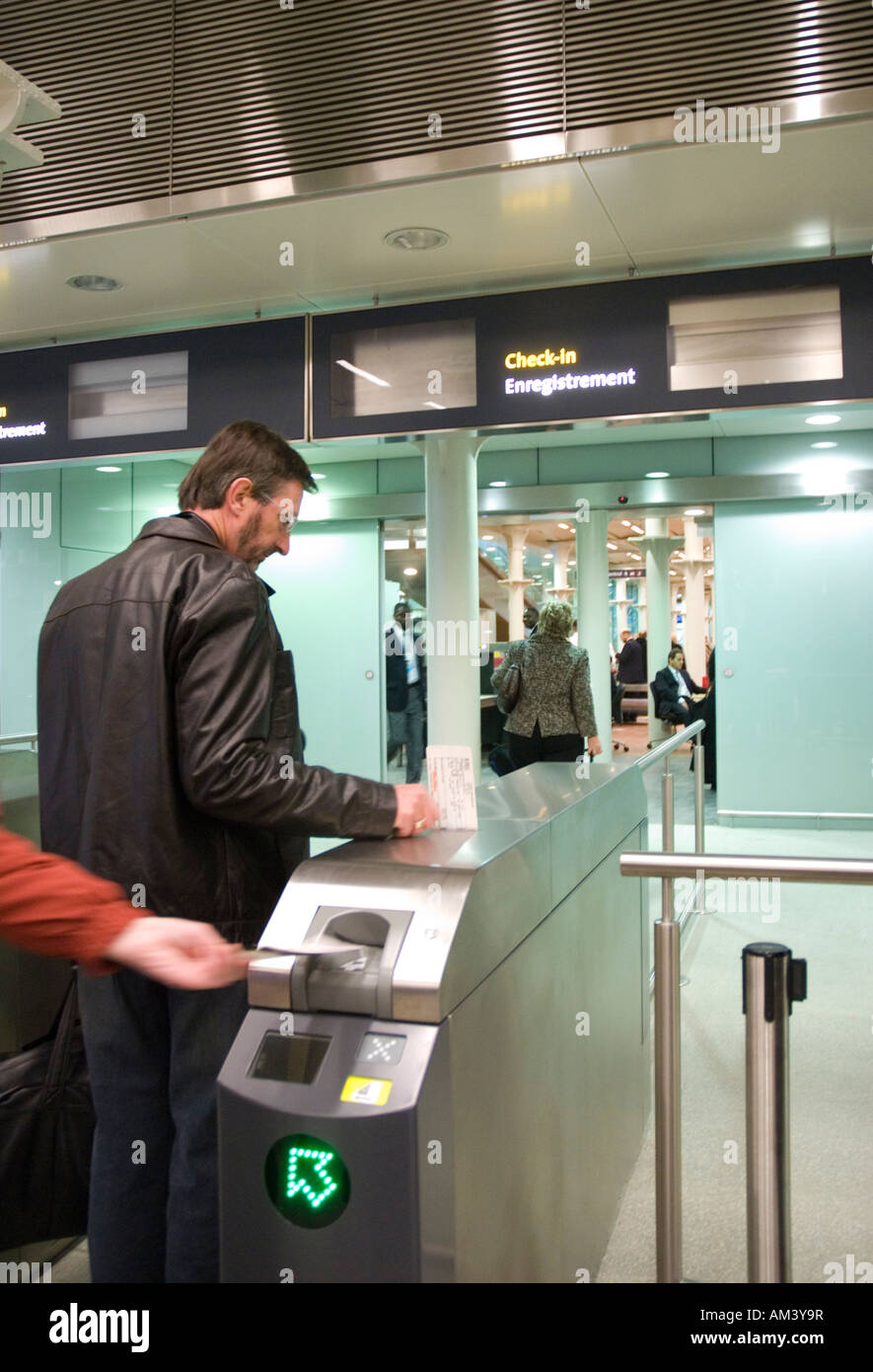 Menschen check-in am Bahnhof St Pancras International Eurostar in london Stockfoto
